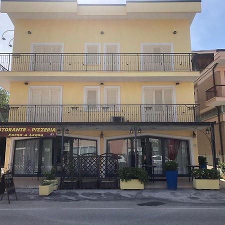 Hotel 4 Ruote ポルト・サン・ジョルジョ エクステリア 写真